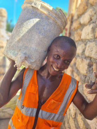 Workers on site! Let’s finish the last three rows of bricks and concrete lintels 🤩

•

•

#Bricks #Build #Kenya #CommunityShelter #Support