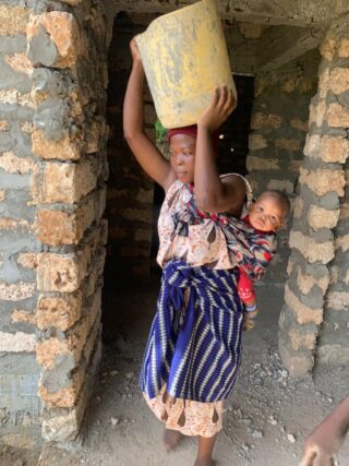 One woman. One child. One bucket. One future.

While carrying her baby, this incredible mother helped build the very shelter that will one day provide safety, hope and opportunity for women and children like her.

Every brick tells a story. Every bucket carried helped build a future.

❤️🧱👩🏾‍🍼✨

#LittleWoodCreek #BuildingHope #WomenSupportingWomen #EveryBrickMatters #CommunityShelter #Kenya #HopeInAction #TogetherWeBuild #ChangingLives #WomenAndChildren #MakingADifference #StrongerTogether